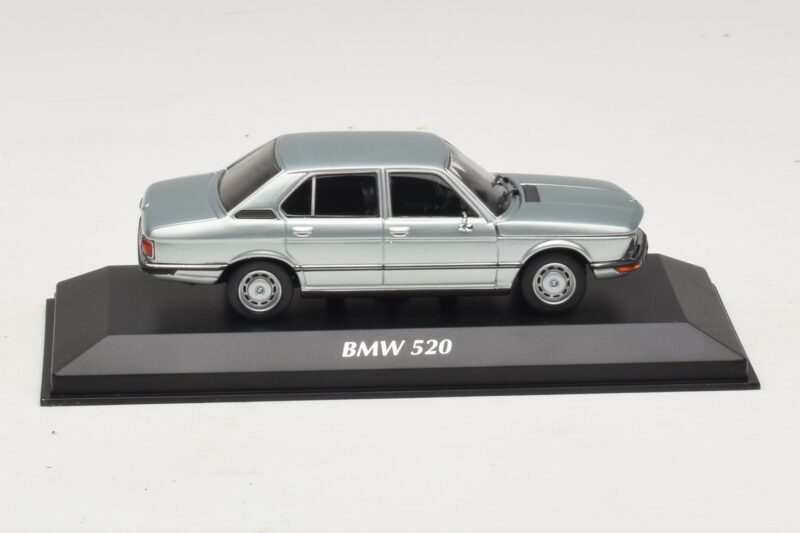 BMW 520 E12 Azul Claro Metálico Maxichamps 1:43 940023002 Metal