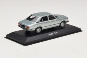 BMW 520 E12 Azul Claro Metálico Maxichamps 1:43 940023002 Metal - imagem 2 de 5