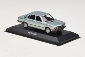 BMW 520 E12 Azul Claro Metálico Maxichamps 1:43 940023002 Metal - imagem 3 de 5