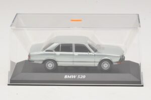 BMW 520 E12 Azul Claro Metálico Maxichamps 1:43 940023002 Metal - imagem 4 de 5