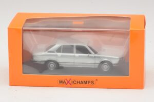 BMW 520 E12 Azul Claro Metálico Maxichamps 1:43 940023002 Metal - imagem 5 de 5