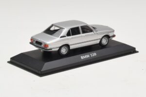 BMW 520 E12 Prata Maxichamps 1:43 940023000 Metal - imagem 2 de 5