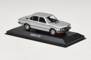 BMW 520 E12 Prata Maxichamps 1:43 940023000 Metal - imagem 3 de 5