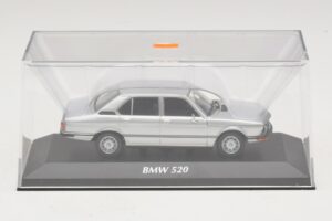 BMW 520 E12 Prata Maxichamps 1:43 940023000 Metal - imagem 4 de 5