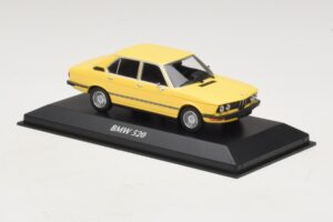 BMW 520 E12 Amarelo Maxichamps 1:43 940023001 Metal - imagem 3 de 5