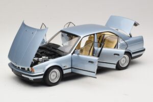 BMW 535i E34 Azul Claro Metálico Minichamps 1:18 100024007 Metal - imagem 2 de 8