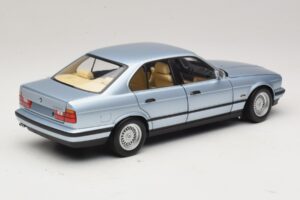 BMW 535i E34 Azul Claro Metálico Minichamps 1:18 100024007 Metal - imagem 3 de 8