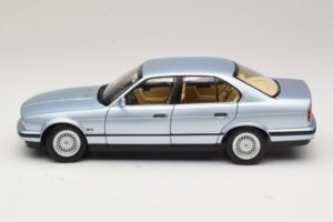 BMW 535i E34 Azul Claro Metálico Minichamps 1:18 100024007 Metal - imagem 4 de 8