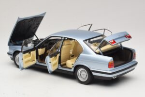 BMW 535i E34 Azul Claro Metálico Minichamps 1:18 100024007 Metal - imagem 5 de 8