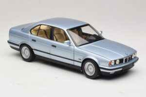 BMW 535i E34 Azul Claro Metálico Minichamps 1:18 100024007 Metal - imagem 6 de 8