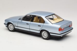 BMW 535i E34 Azul Claro Metálico Minichamps 1:18 100024007 Metal - imagem 7 de 8