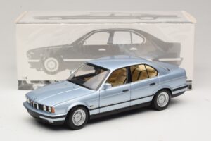 BMW 535i E34 Azul Claro Metálico Minichamps 1:18 100024007 Metal - imagem 8 de 8