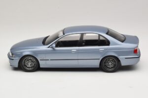 BMW M5 E39 Silverstone Blue Metallic KK-Scale 1:18 KKDC181622 Metal - imagem 3 de 6