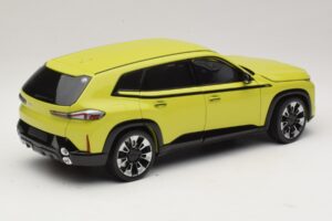 BMW XM G09 Amarelo Minichamps 1:18 110023302 Metal - imagem 3 de 8