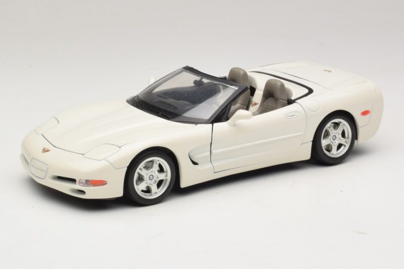 Chevrolet Corvette C5 Descapotável Branco Bburago 1:18 3076-P1 Metal