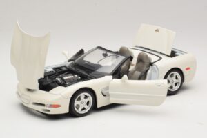Chevrolet Corvette C5 Descapotável Branco Bburago 1:18 3076-P1 Metal - imagem 2 de 8