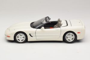 Chevrolet Corvette C5 Descapotável Branco Bburago 1:18 3076-P1 Metal - imagem 4 de 8