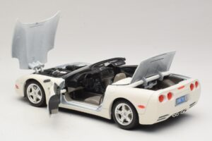 Chevrolet Corvette C5 Descapotável Branco Bburago 1:18 3076-P1 Metal - imagem 5 de 8