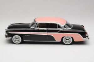 DeSoto Fireflite Sedan Preto & Rosa KK-Scale 1:18 KKDC181542 Metal - imagem 3 de 6