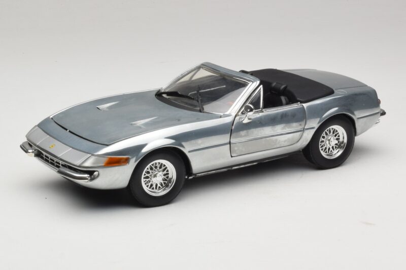 Ferrari 365 GTS Chrome Silver Hot Wheels 1:18 25738 Metal