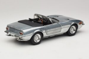 Ferrari 365 GTS Chrome Silver Hot Wheels 1:18 25738 Metal - imagem 3 de 8