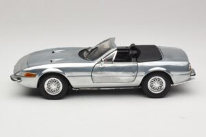 Ferrari 365 GTS Chrome Silver Hot Wheels 1:18 25738 Metal - imagem 4 de 8