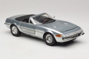 Ferrari 365 GTS Chrome Silver Hot Wheels 1:18 25738 Metal - imagem 6 de 8