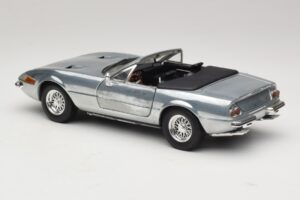 Ferrari 365 GTS Chrome Silver Hot Wheels 1:18 25738 Metal - imagem 7 de 8