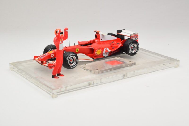 Ferrari F2004 #1 M. Schumacher F1 World Champion 2004 Com Macacão De Corrida Hot Wheels 1:18 B66221 Metal