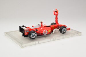 Ferrari F2004 #1 M. Schumacher F1 World Champion 2004 Com Macacão De Corrida Hot Wheels 1:18 B66221 Metal - imagem 2 de 6