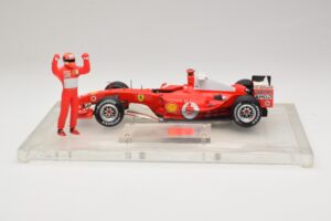 Ferrari F2004 #1 M. Schumacher F1 World Champion 2004 Com Macacão De Corrida Hot Wheels 1:18 B66221 Metal - imagem 3 de 6