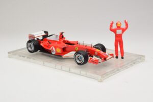 Ferrari F2004 #1 M. Schumacher F1 World Champion 2004 Com Macacão De Corrida Hot Wheels 1:18 B66221 Metal - imagem 4 de 6