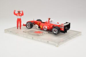 Ferrari F2004 #1 M. Schumacher F1 World Champion 2004 Com Macacão De Corrida Hot Wheels 1:18 B66221 Metal - imagem 5 de 6