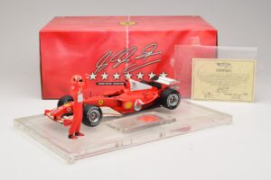 Ferrari F2004 #1 M. Schumacher F1 World Champion 2004 Com Macacão De Corrida Hot Wheels 1:18 B66221 Metal - imagem 6 de 6