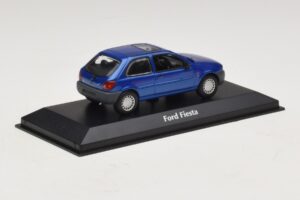 Ford Fiesta Mk4 Azul Metálico Maxichamps 1:43 940085061 Metal - imagem 2 de 5
