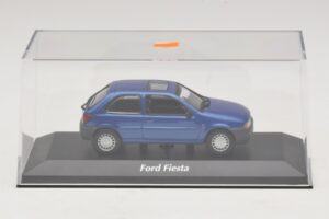 Ford Fiesta Mk4 Azul Metálico Maxichamps 1:43 940085061 Metal - imagem 4 de 5