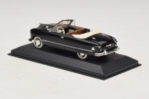 Ford FL Cabriolet Preto Minichamps 1:43 400082231 Metal - imagem 3 de 5