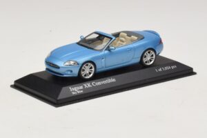 Jaguar XK X150 Cabriolet Azul Claro Metálico Minichamps 1:43 400130530 Metal - imagem 2 de 5