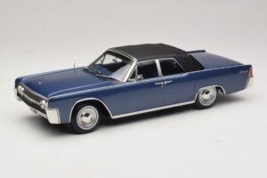 Lincoln Continental Convertible Azul Metálico The Lincoln Lawyer KK-Scale 1:18 KKDC181522 Metal - imagem 2 de 7
