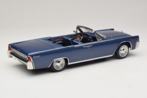 Lincoln Continental Convertible Azul Metálico The Lincoln Lawyer KK-Scale 1:18 KKDC181522 Metal - imagem 3 de 7