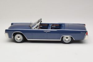Lincoln Continental Convertible Azul Metálico The Lincoln Lawyer KK-Scale 1:18 KKDC181522 Metal - imagem 4 de 7