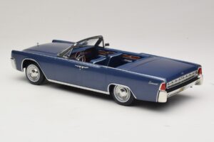 Lincoln Continental Convertible Azul Metálico The Lincoln Lawyer KK-Scale 1:18 KKDC181522 Metal - imagem 6 de 7