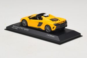 McLaren 675LT Spider Volcano Yellow Minichamps 1:43 537154430 Diecast - imagem 3 de 5