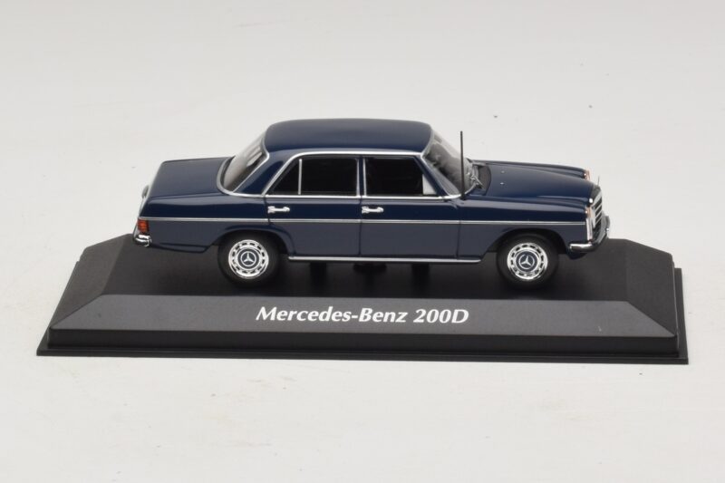 Mercedes 200D W115 Azul Maxichamps 1:43 940034000 Diecast