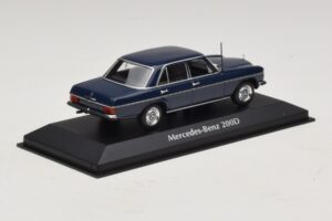 Mercedes 200D W115 Azul Maxichamps 1:43 940034000 Diecast - imagem 2 de 5