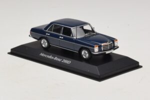 Mercedes 200D W115 Azul Maxichamps 1:43 940034000 Diecast - imagem 3 de 5