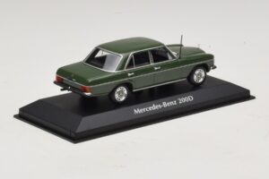 Mercedes 200D W115 Verde Escuro Maxichamps 1:43 940034001 Diecast - imagem 2 de 5