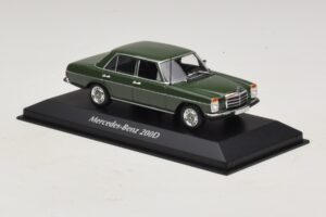 Mercedes 200D W115 Verde Escuro Maxichamps 1:43 940034001 Diecast - imagem 3 de 5