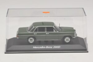 Mercedes 200D W115 Verde Escuro Maxichamps 1:43 940034001 Diecast - imagem 4 de 5