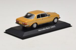 Mercedes 230 CE C123 Dourado Metálico Maxichamps 1:43 940032220 Metal - imagem 2 de 5